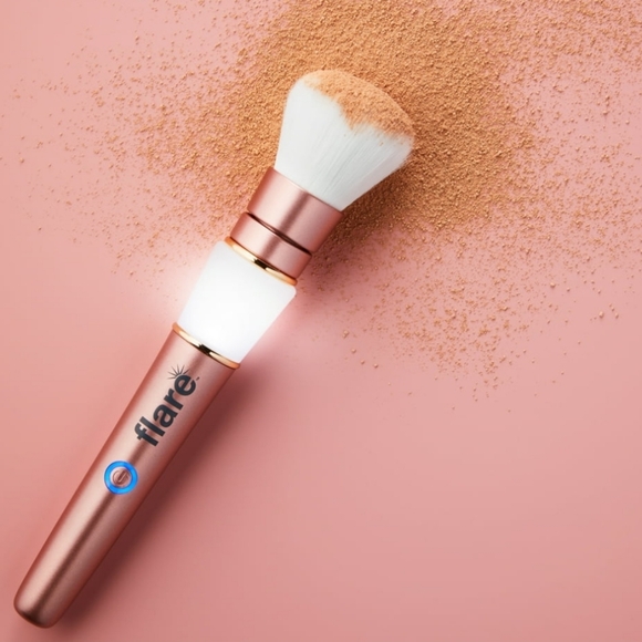 Flare, Light-Up Makeup Brush - Picture 10 of 10